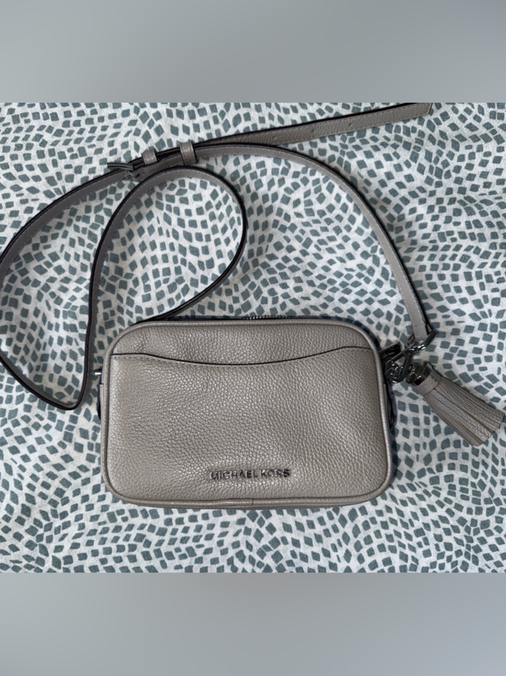 ⭐️Michael Kors Pebbled Leather Women’s Belt Bag in Light Gray⭐️ - Picture 2 of 8